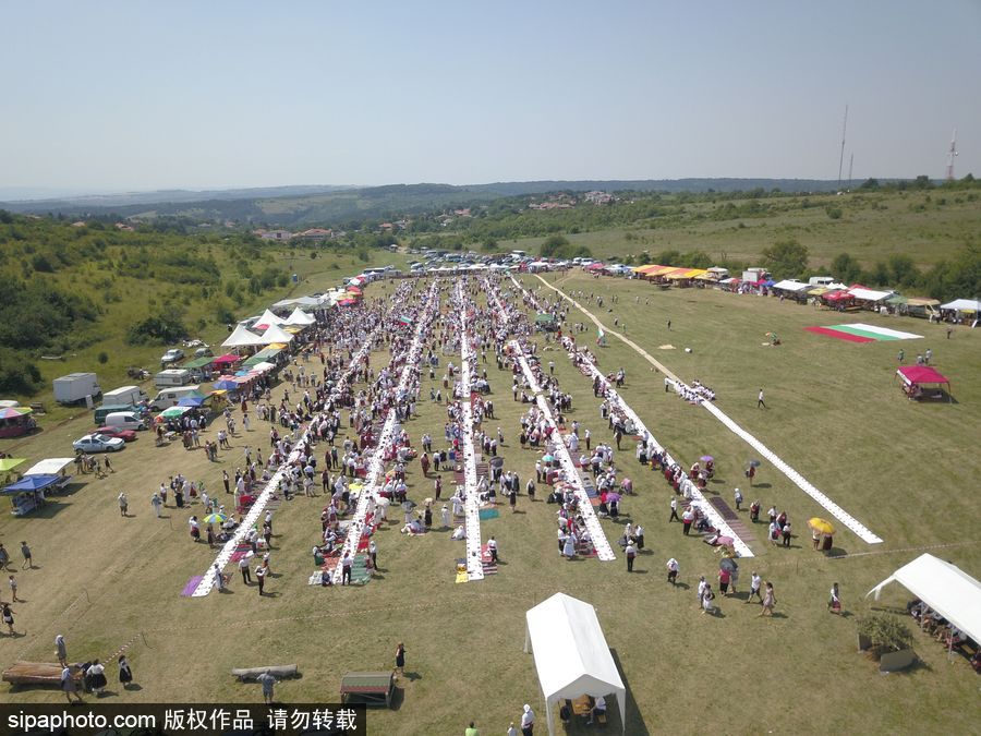 保級利亞舊式婚禮擺“長桌宴” 超4000人參加欲打破吉尼斯世界紀錄