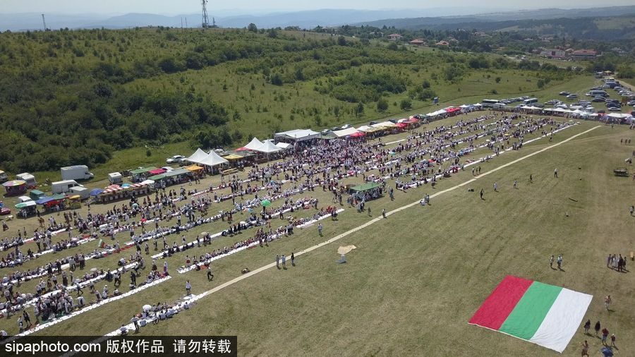保級利亞舊式婚禮擺“長桌宴” 超4000人參加欲打破吉尼斯世界紀錄