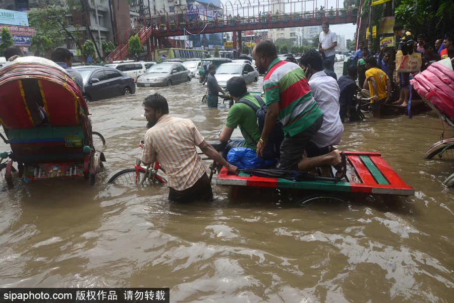 孟加拉國暴雨導致洪水泛濫 街頭交通癱瘓