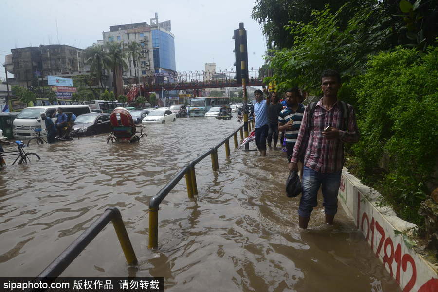 孟加拉國暴雨導致洪水泛濫 街頭交通癱瘓