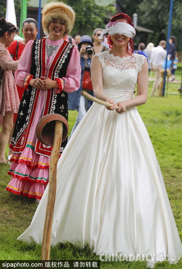 俄羅斯民眾慶祝薩班推節(jié) “枕頭大戰(zhàn)”挑水桶等競賽激烈上演