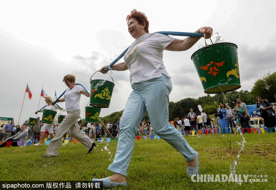 俄羅斯民眾慶祝薩班推節 “枕頭大戰”挑水桶等競賽激烈上演