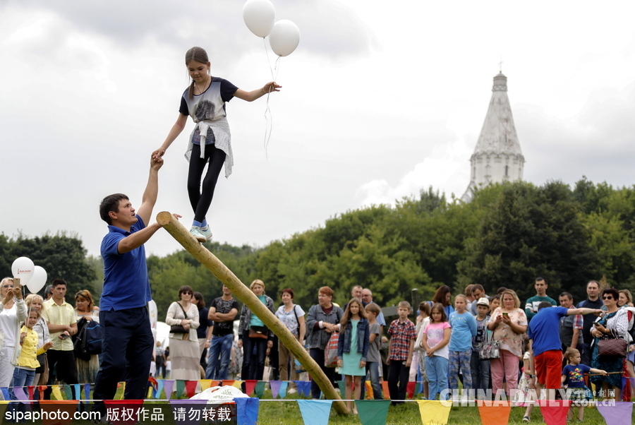俄羅斯民眾慶祝薩班推節 “枕頭大戰”挑水桶等競賽激烈上演