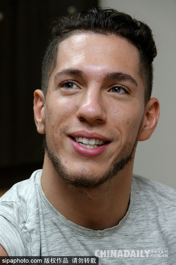 傳遞正能量！美國(guó)無(wú)腿獨(dú)臂男子鼓勵(lì)疾病兒童