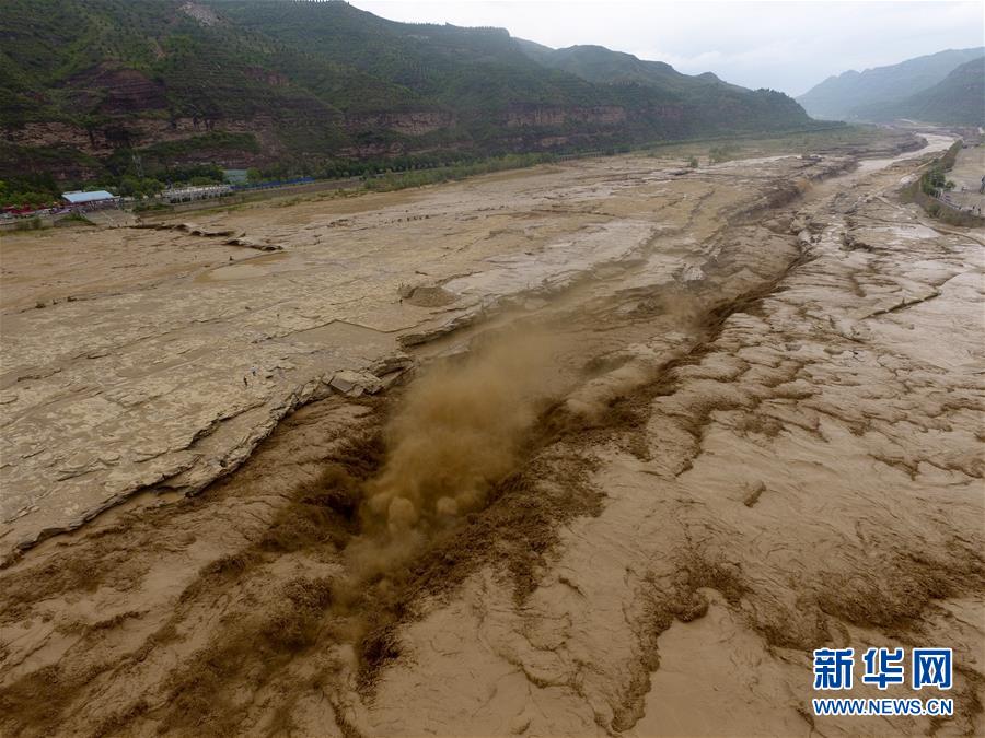 今年最大洪峰過(guò)境壺口瀑布 巨浪滔天場(chǎng)面壯觀