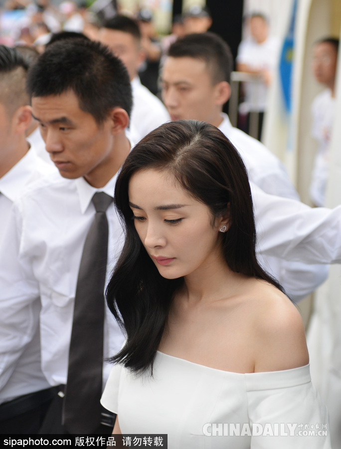 楊冪空降南京引發粉絲圍觀 一身白色露肩短裙小清新