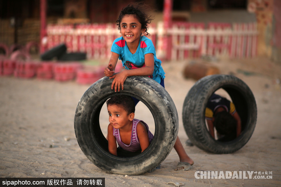 加沙海灘日常 夕陽(yáng)下兒童玩耍天真活潑