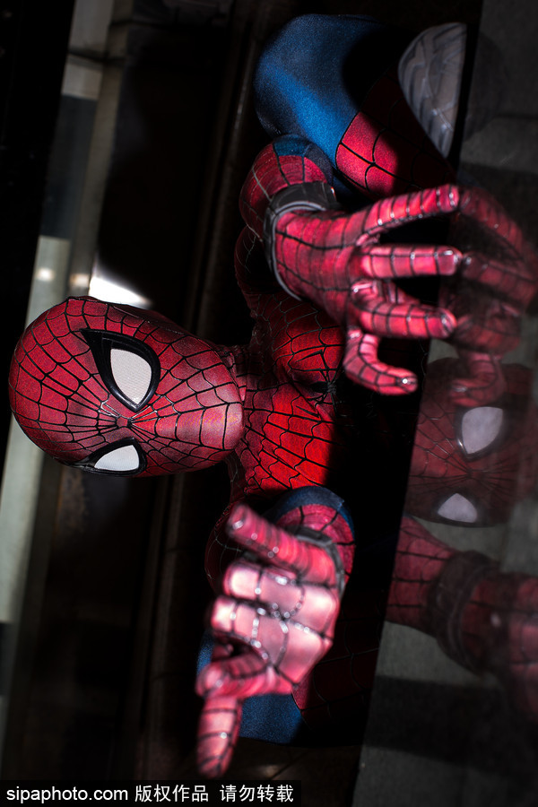 英國曼徹斯特動漫展 蜘蛛俠蝙蝠俠街頭穿梭似“穿越”