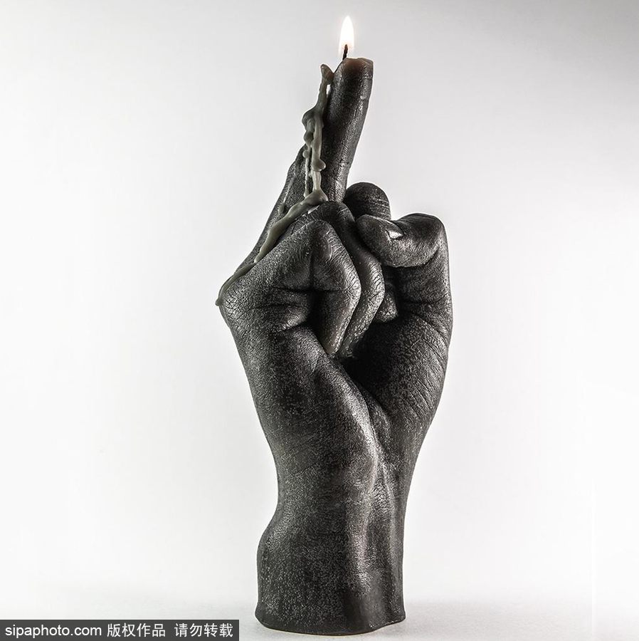 你認(rèn)出這是蠟燭了嗎？立陶宛一公司推出人手型蠟燭可燃燒20小時(shí)