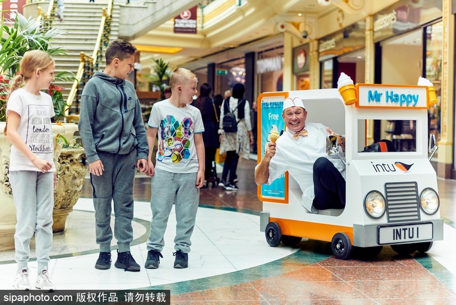 太迷你了！世界最小冰淇淋車亮相似來自“小人國”