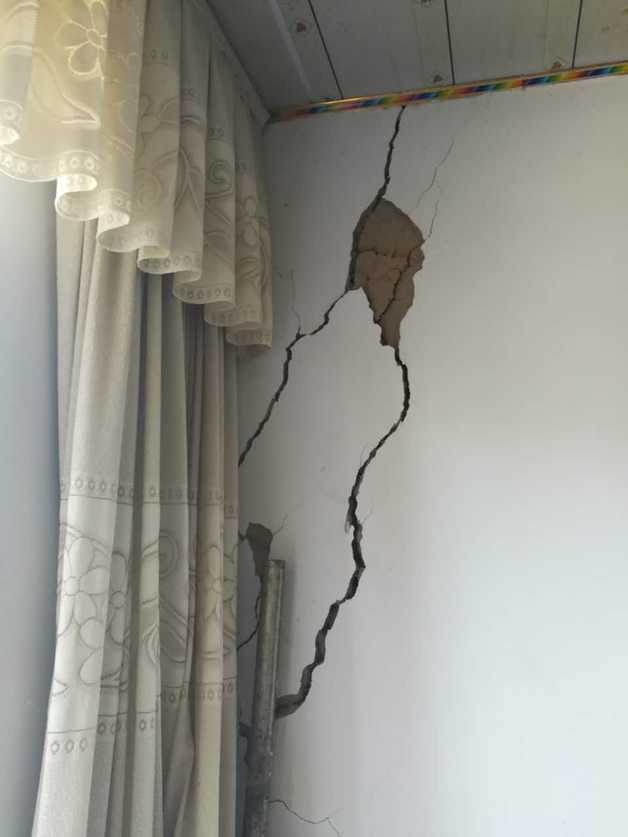 新疆軍區(qū)全力做好精河縣抗震救災(zāi)工作 上百名官兵展開救援