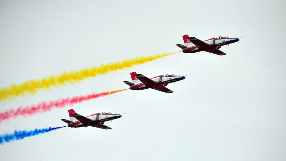 赤橙黃綠青藍紫，長空雄鷹呈英豪！