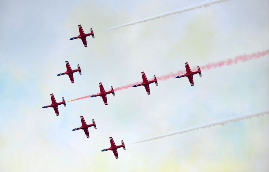 赤橙黃綠青藍紫，長空雄鷹呈英豪！