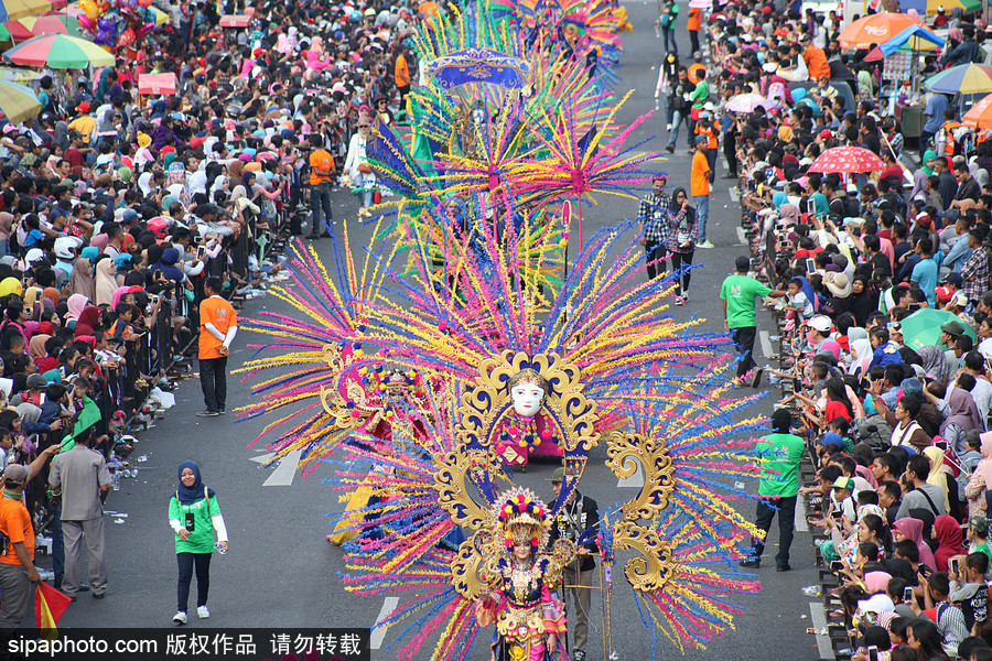 超絢麗多彩 印尼吉勃街頭狂歡節精彩上演