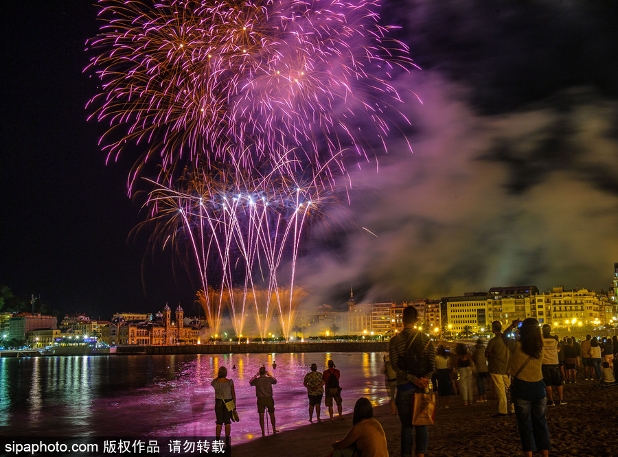 西班牙圣塞巴斯蒂安盛大煙火點(diǎn)亮夜空 璀璨絕美