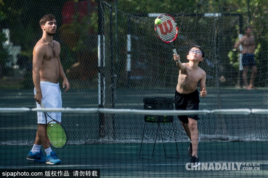 莫斯科民眾享受日光浴水邊消暑 享受夏日休閑時(shí)光