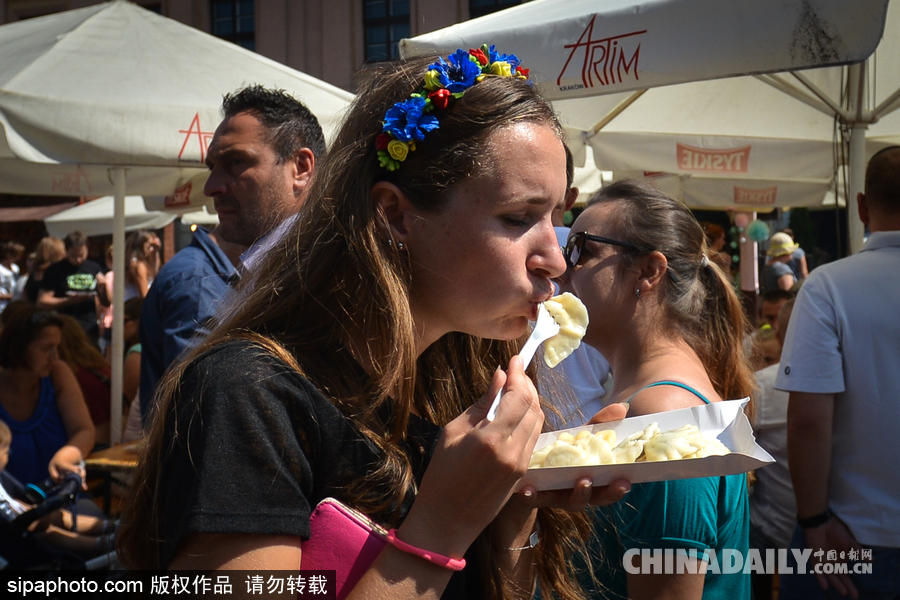 原來外國人也吃餃子 波蘭“餃子節”民眾大享美食