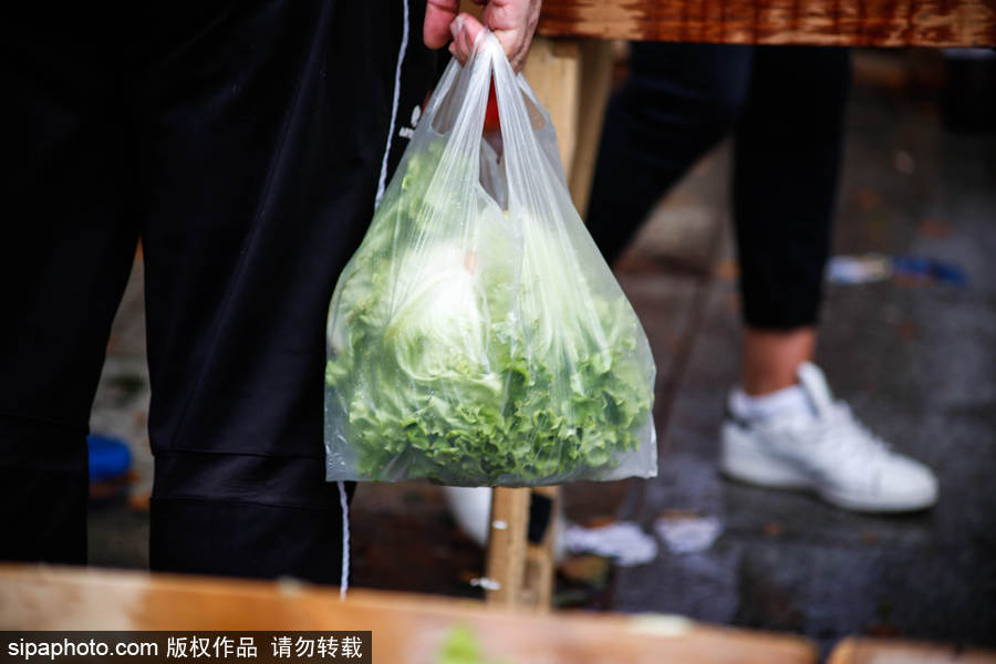 歐洲毒雞蛋丑聞之際 法國(guó)“農(nóng)夫市集”直銷蔬果搶購一空