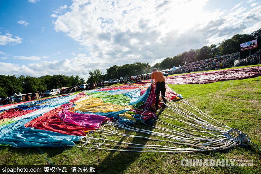 藍(lán)天下的飛行浪漫！荷蘭巴訥費(fèi)爾德熱氣球節(jié)開(kāi)幕