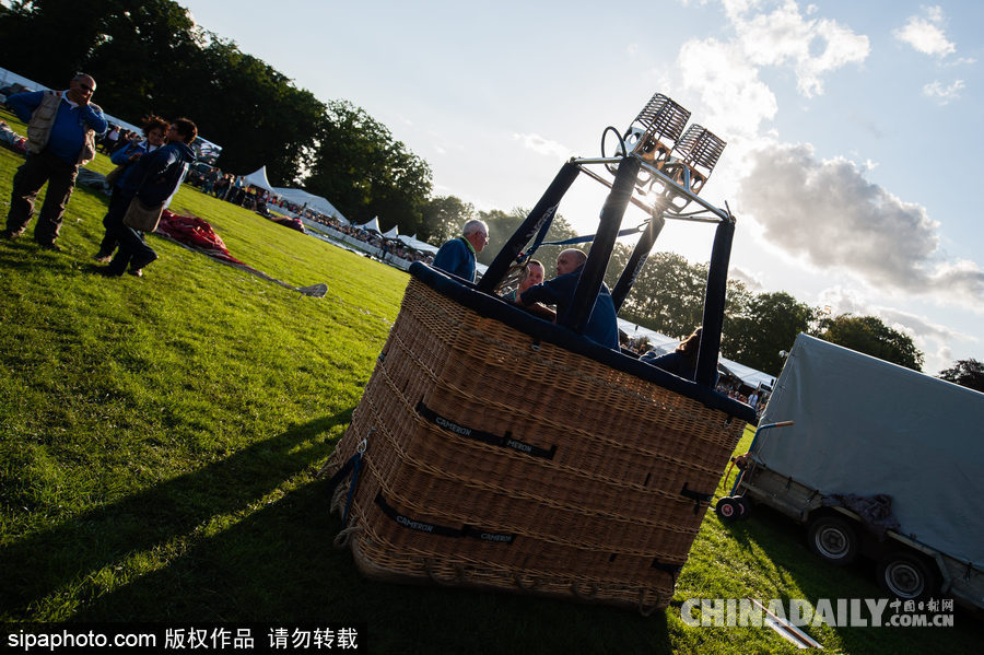 藍(lán)天下的飛行浪漫！荷蘭巴訥費(fèi)爾德熱氣球節(jié)開(kāi)幕