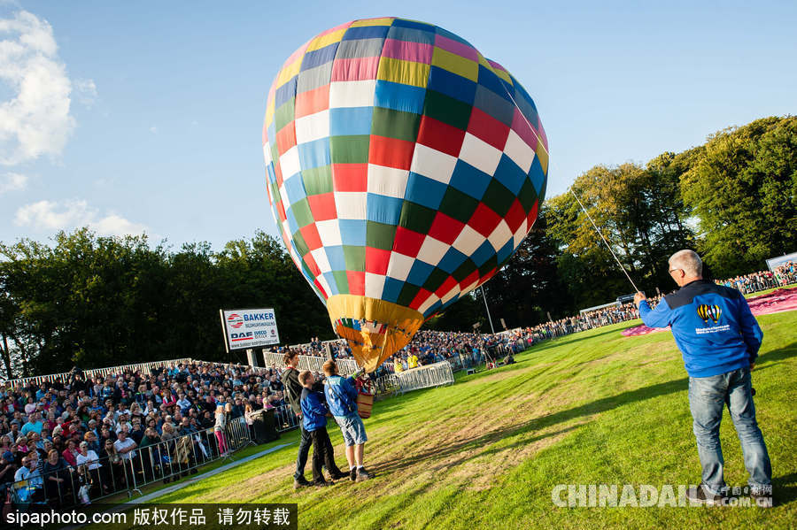 藍(lán)天下的飛行浪漫！荷蘭巴訥費爾德熱氣球節(jié)開幕