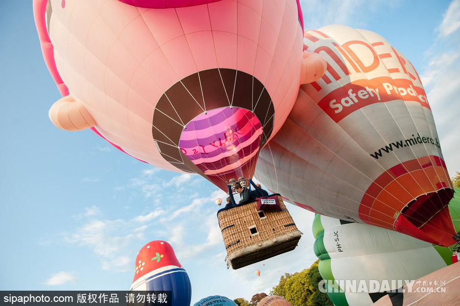 藍(lán)天下的飛行浪漫！荷蘭巴訥費(fèi)爾德熱氣球節(jié)開幕