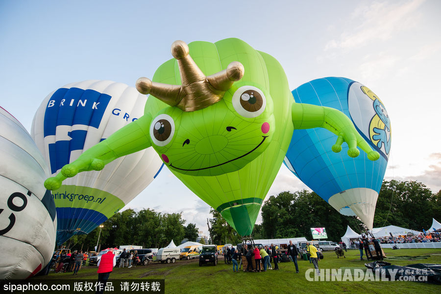 藍(lán)天下的飛行浪漫！荷蘭巴訥費(fèi)爾德熱氣球節(jié)開幕