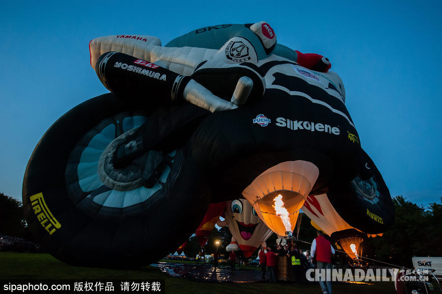 藍天下的飛行浪漫！荷蘭巴訥費爾德熱氣球節開幕