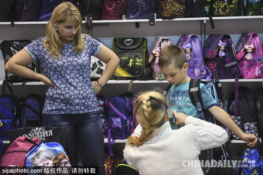 俄羅斯開學(xué)季將到來 萌娃文具店“大采購”