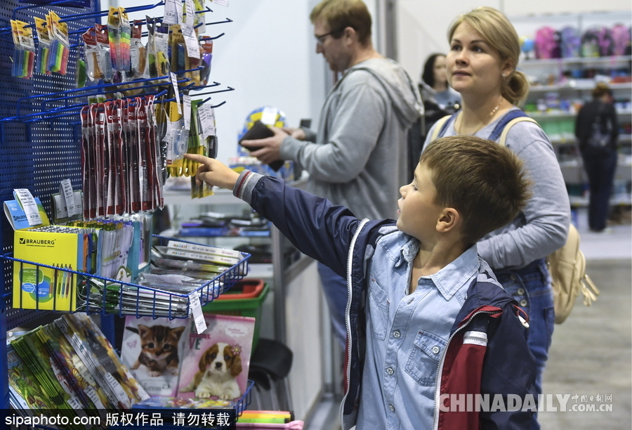 俄羅斯開學(xué)季將到來 萌娃文具店“大采購(gòu)”