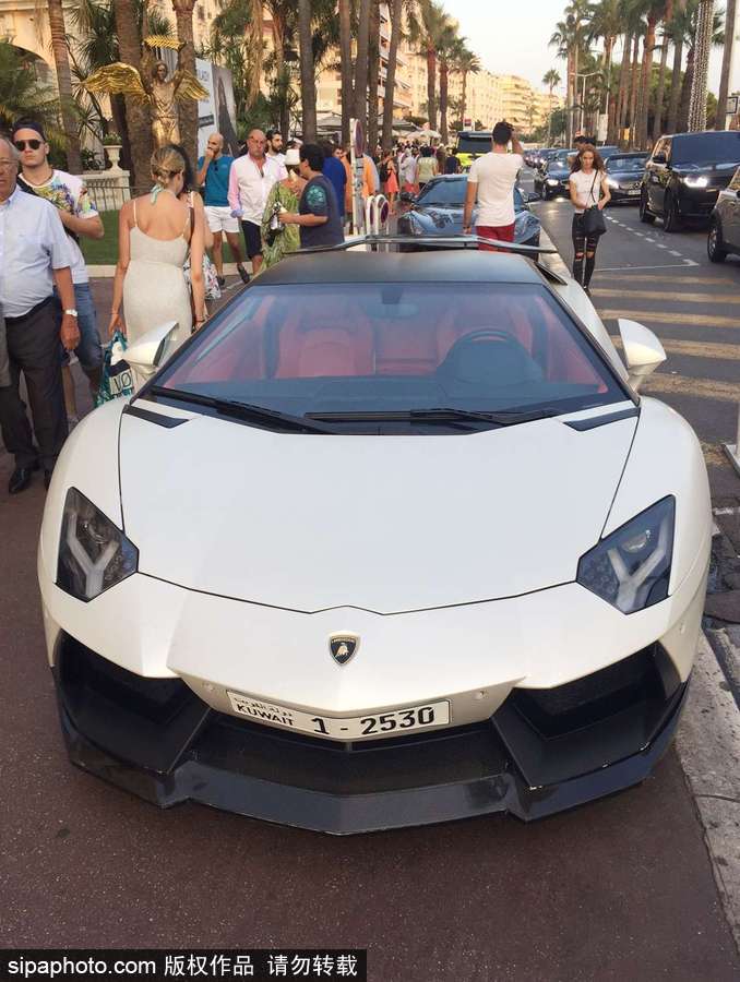 法國(guó)戛納海濱大道遍地是豪車(chē)