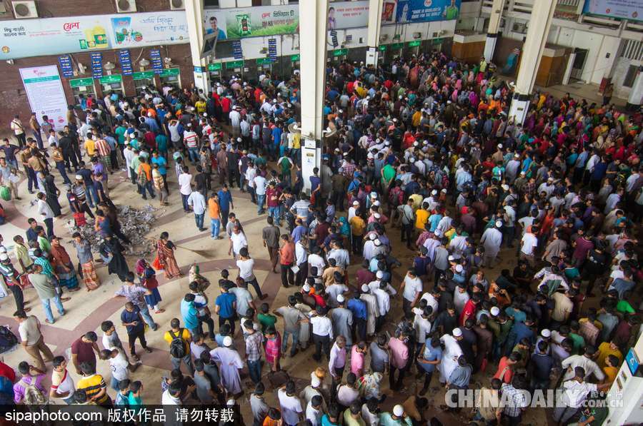 宰牲節(jié)即將到來 孟加拉國(guó)“火車大軍”購(gòu)票場(chǎng)面不輸中國(guó)春運(yùn)