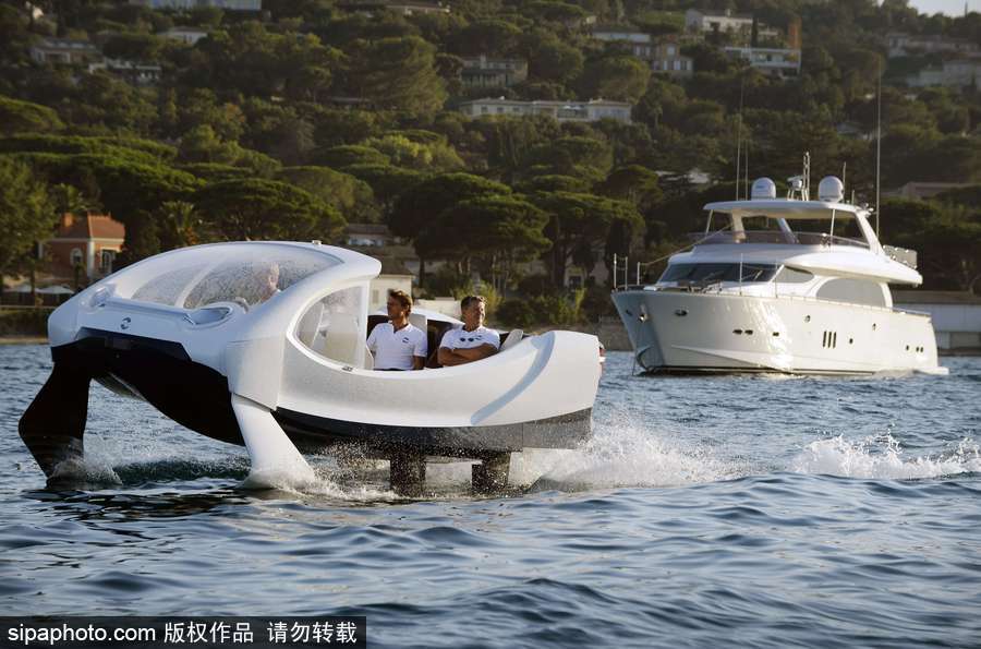 法國海洋氣泡船試運(yùn)行 巴黎塞納河上馳騁