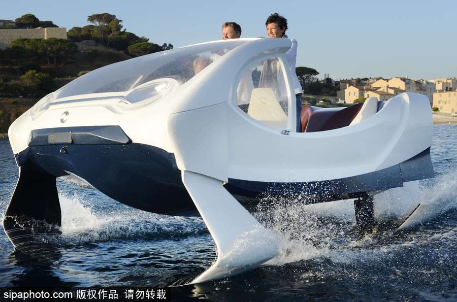 法國(guó)海洋氣泡船試運(yùn)行 巴黎塞納河上馳騁