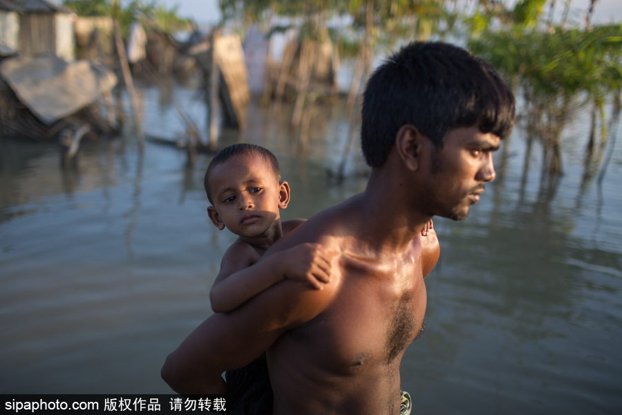 孟加拉國洪水肆虐 探訪當地居民的“水上”生活