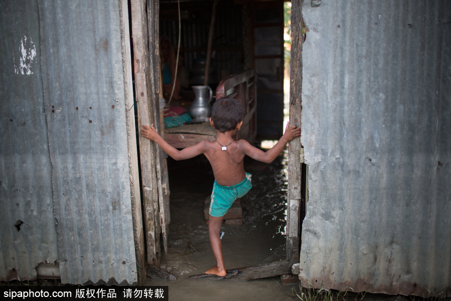 孟加拉國洪水肆虐 探訪當(dāng)?shù)鼐用竦?#8220;水上”生活