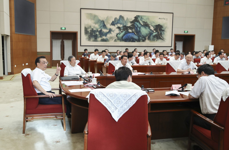 李克強主持召開推動制造強國建設、持續推進經濟結構轉型升級座談會
