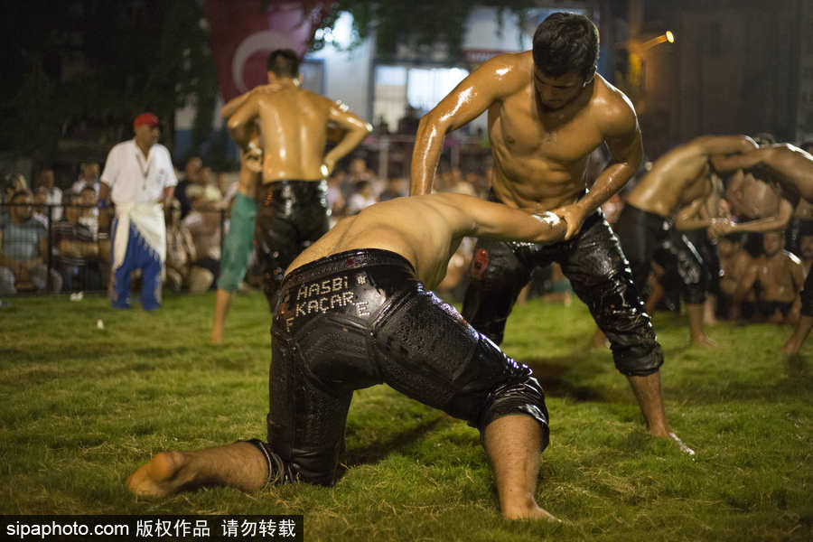 土耳其鄉村傳統婚禮 上演摔跤大賽硬漢紛紛上場