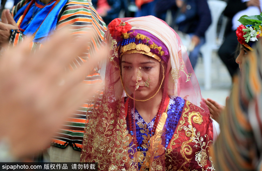 土耳其鄉村傳統婚禮 上演摔跤大賽硬漢紛紛上場