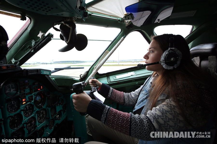 俄羅斯飛行學(xué)院招收首批女學(xué)員 個(gè)個(gè)高顏值