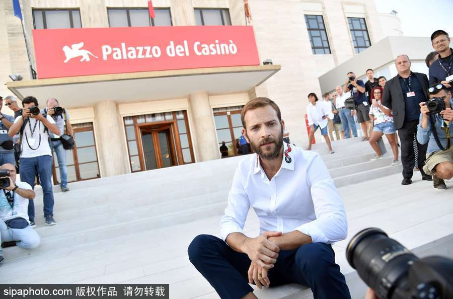 74屆威尼斯：開幕式帥氣主持人亞歷桑德羅·伯格現身場外吸引無數鏡頭