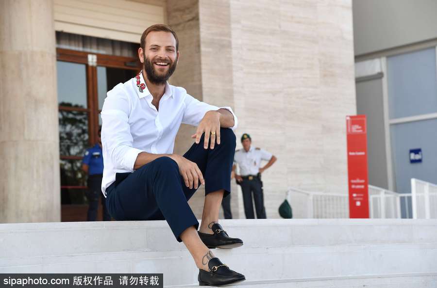 74屆威尼斯：開幕式帥氣主持人亞歷桑德羅·伯格現身場外吸引無數鏡頭