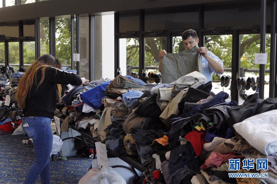 休斯敦洪災(zāi)肆虐 避難所不堪重負