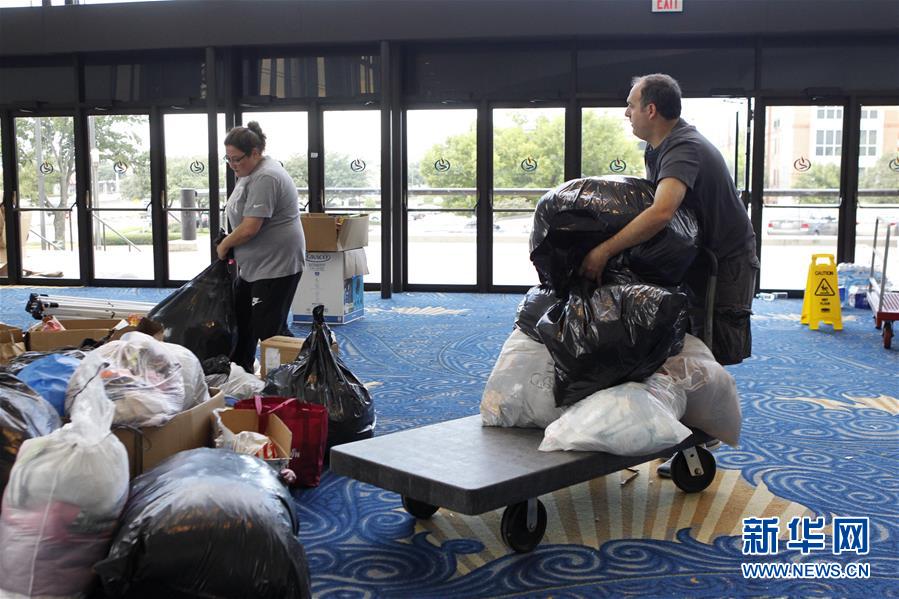 休斯敦洪災肆虐 避難所不堪重負