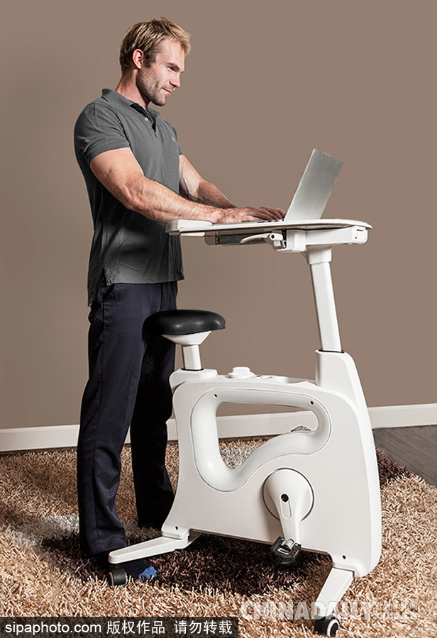 工作健身兩不誤！站立式書桌與單車完美結合