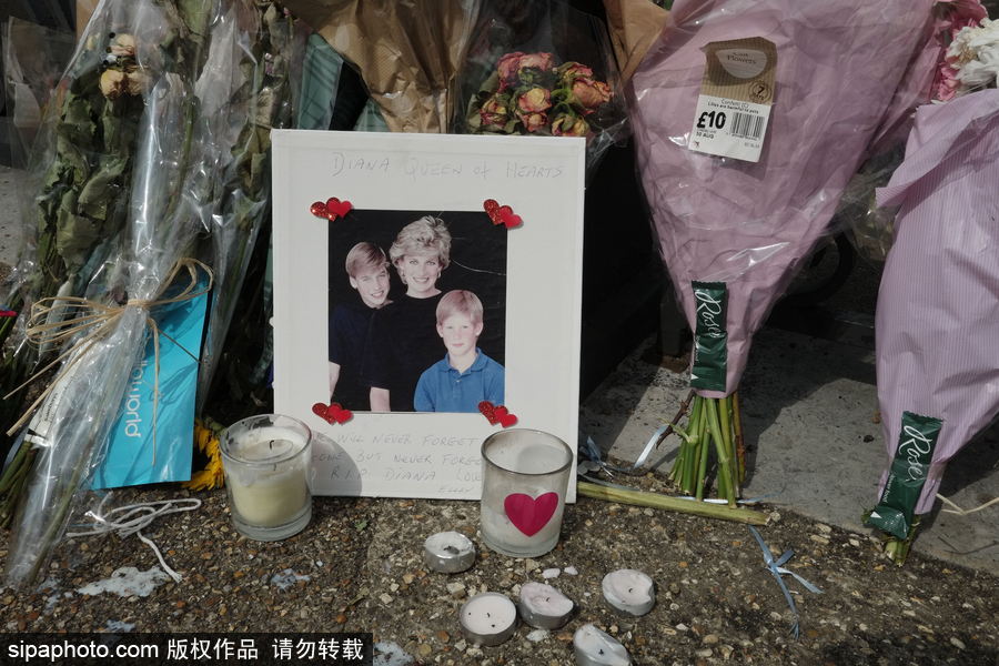 英國(guó)肯辛頓宮外擺滿照片鮮花 紀(jì)念戴安娜王妃逝世20周年