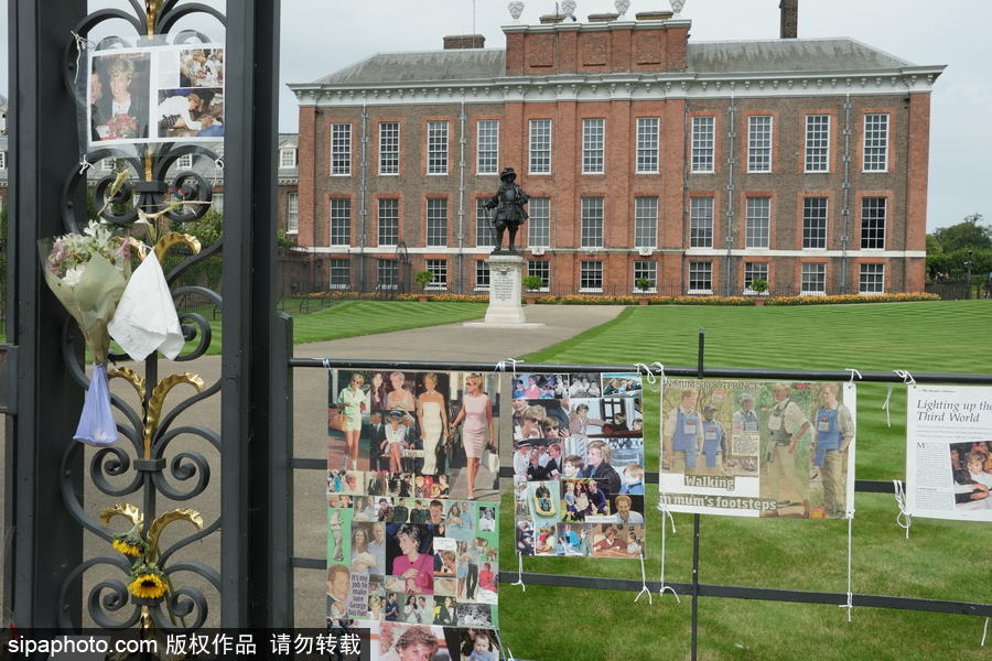 英國肯辛頓宮外擺滿照片鮮花 紀(jì)念戴安娜王妃逝世20周年