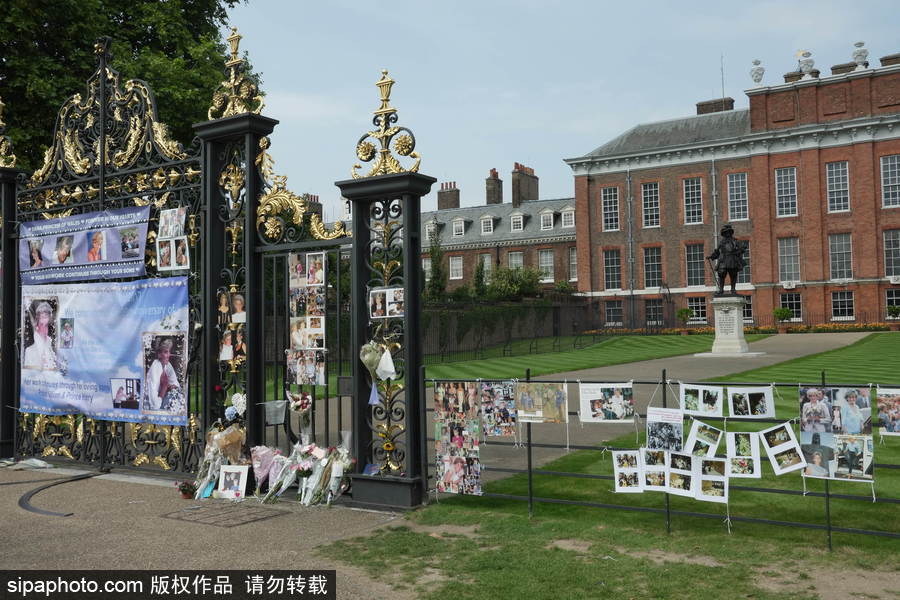 英國(guó)肯辛頓宮外擺滿照片鮮花 紀(jì)念戴安娜王妃逝世20周年