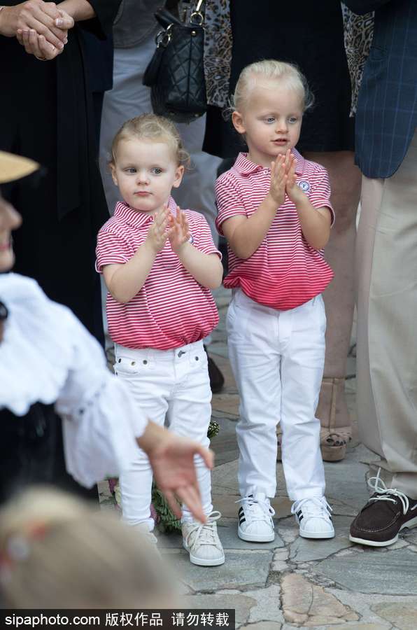 摩納哥王室參加傳統(tǒng)野餐節(jié)活動 龍鳳雙胞胎亮相萌翻全場