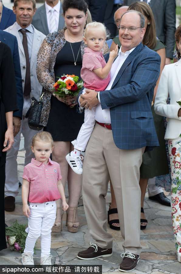 摩納哥王室參加傳統(tǒng)野餐節(jié)活動 龍鳳雙胞胎亮相萌翻全場
